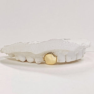 Custom Made Grillz-Single tooth capped in solid 9kt Gold