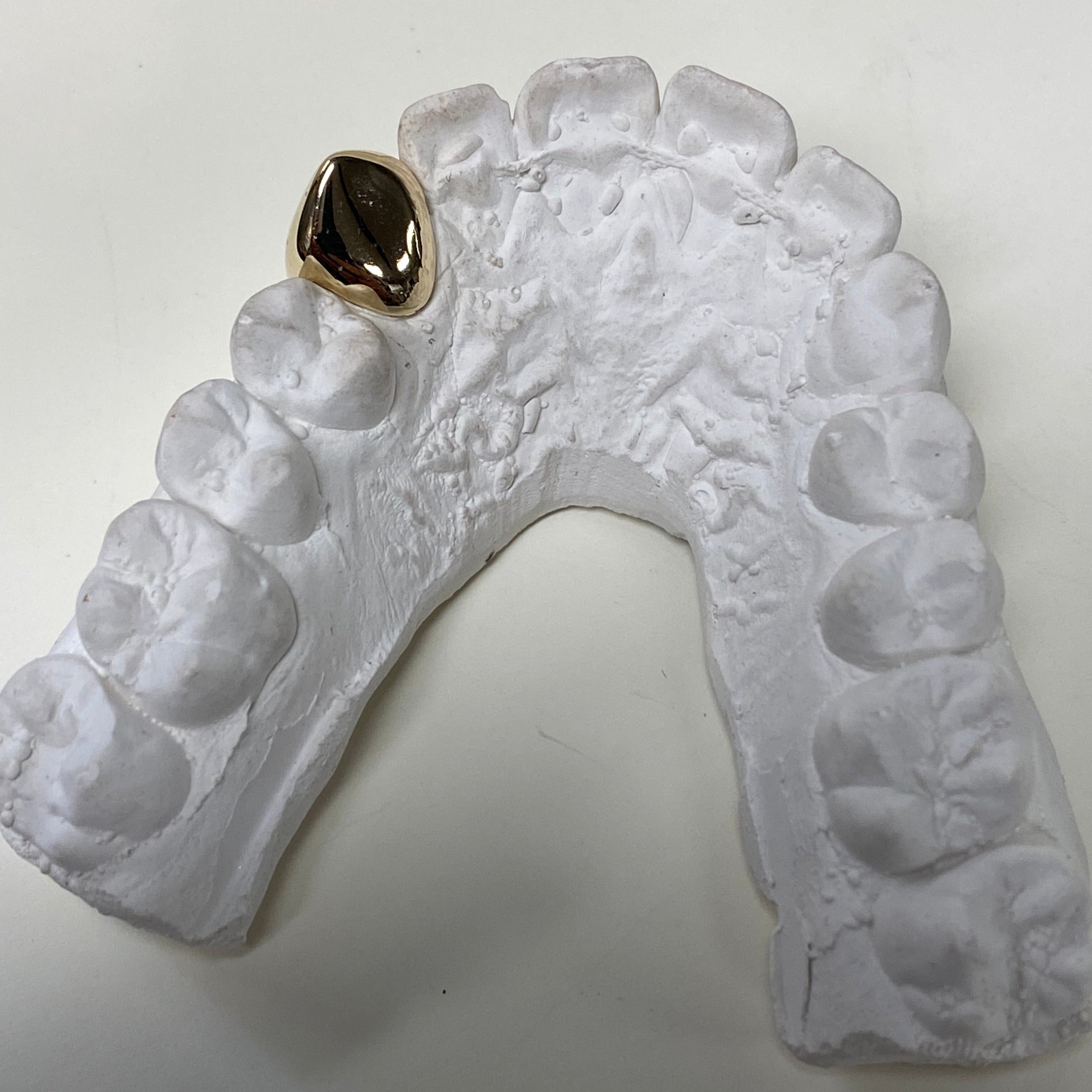Custom Made Grillz-Single tooth capped in solid 9kt Gold