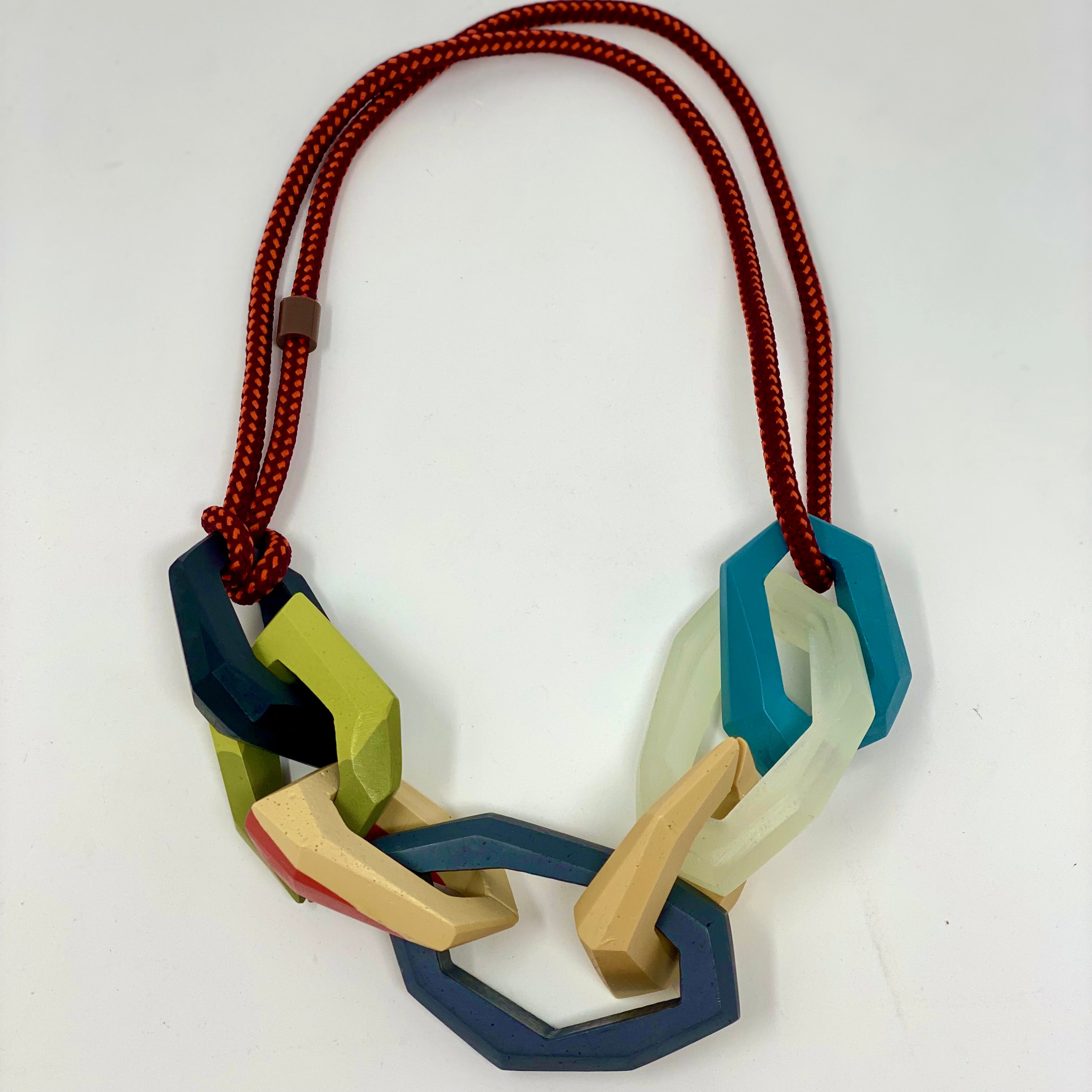 Maca Links Necklace, multicolour suit